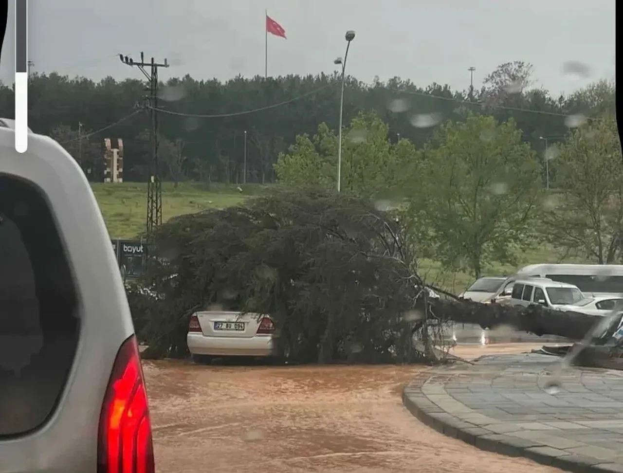 Gaziantep, Şanlıurfa ve Kilis'i şiddetli yağış vurdu! Çatılar uçtu, ağaçlar söküldü, yollar göle döndü: Can kaybı ve yaralılar var