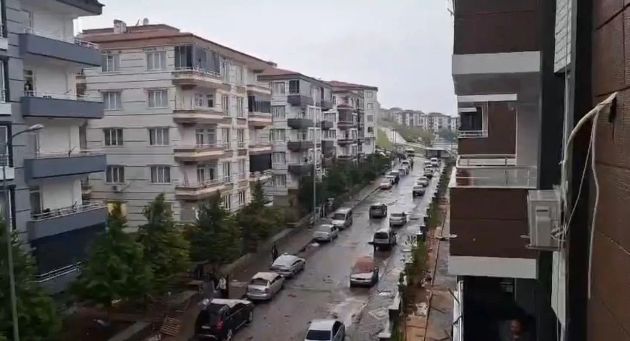 Gaziantep, Şanlıurfa ve Kilis'i şiddetli yağış vurdu! Çatılar uçtu, ağaçlar söküldü, yollar göle döndü: Can kaybı ve yaralılar var