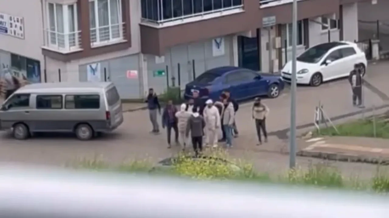 İşçilerin kavgası mahalleyi ayağa kaldırdı: Yumruk, taş, sopa ne varsa havada uçuştu