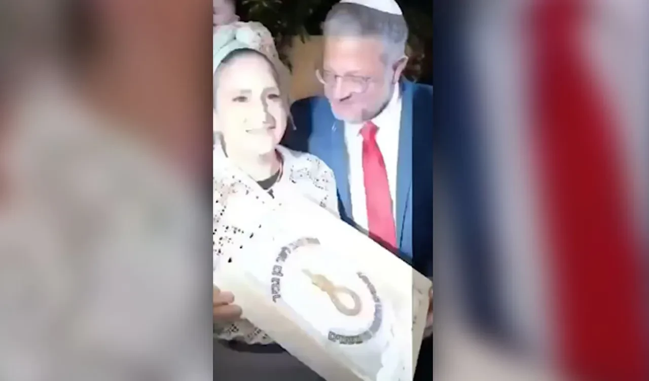 İsrail'de aşırı sağcı bakandan 'urgan' temalı pastalarla kutlama! 