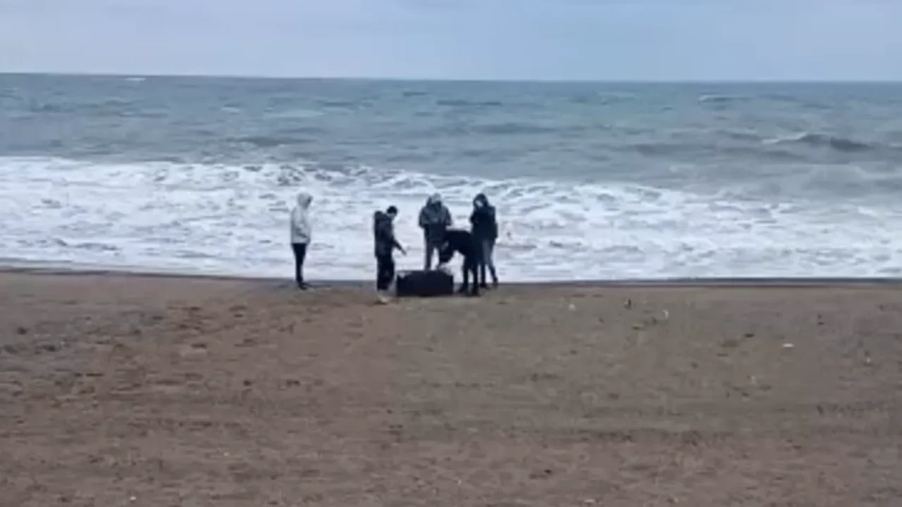 Kıyıya vuran çantadan kilolarca uyuşturucu çıktı