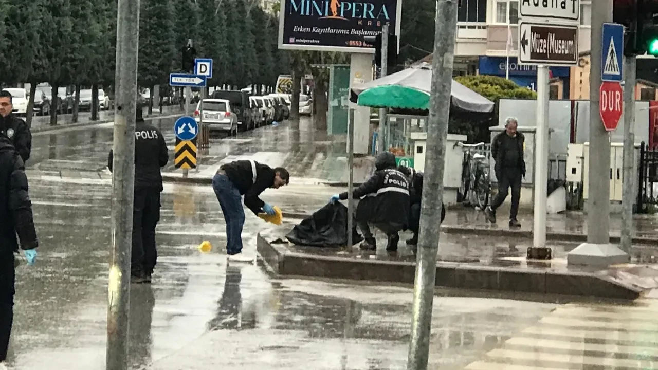 Konya’da kuyumcuyu soyan hırsızlar kaza yaptı! Para ve altın dolu çantayı bırakıp kaçtılar