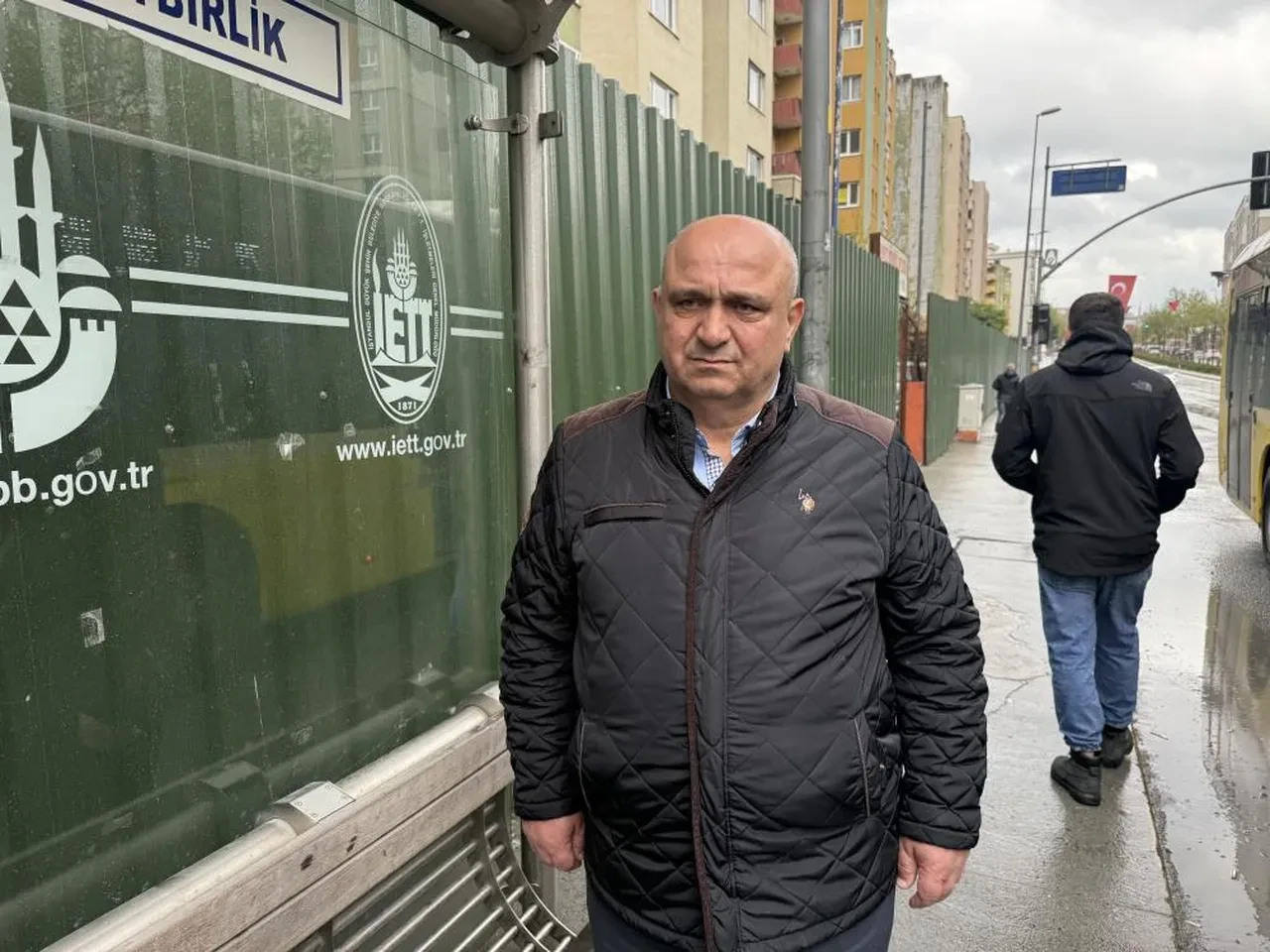 Küçükçekmece'de İETT durağında bekleyen mühendis kamyonetin altında kaldı: Ailesinden rögar kapağı iddiası