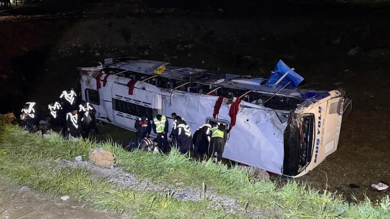 Malatya'da yolcu otobüsü devrildi! Can kayıpları ve yaralılar var