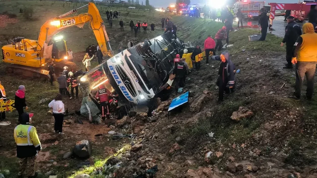 Malatya'da yolcu otobüsü devrildi! Can kayıpları ve yaralılar var