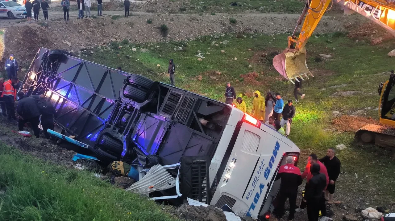 Malatya'da yolcu otobüsü devrildi! Can kayıpları ve yaralılar var