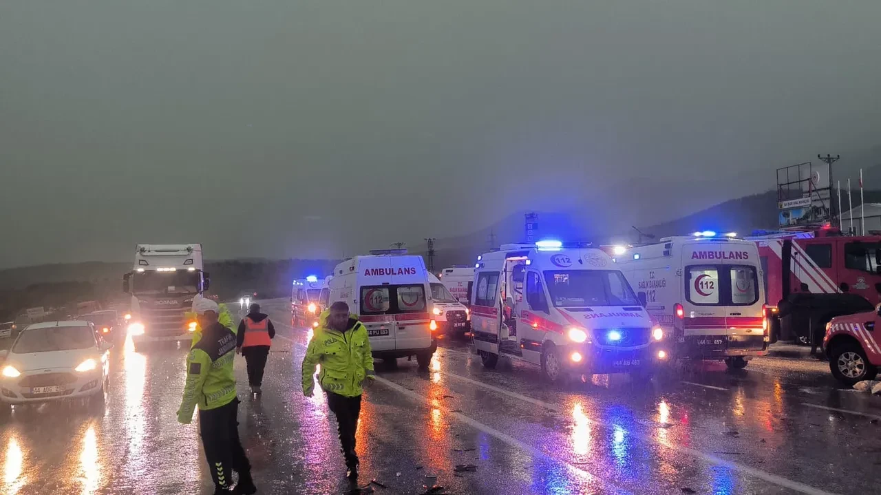 Malatya'da yolcu otobüsü devrildi! Can kayıpları ve yaralılar var