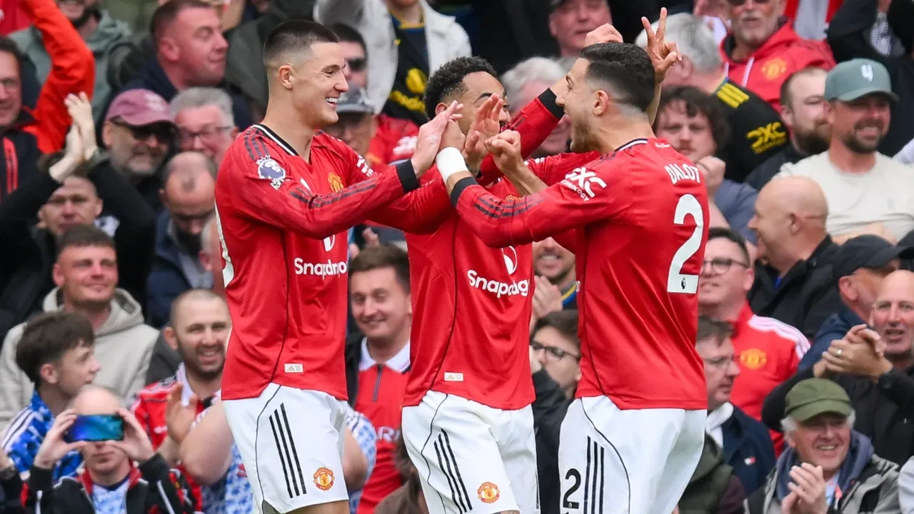 Manchester United, Liverpool'u devirdi! 