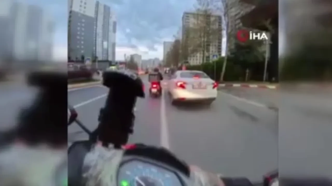 Motosiklet sürücüleri dehşet saçtı! Önce önünü kestiler, sonra sopayla saldırdılar