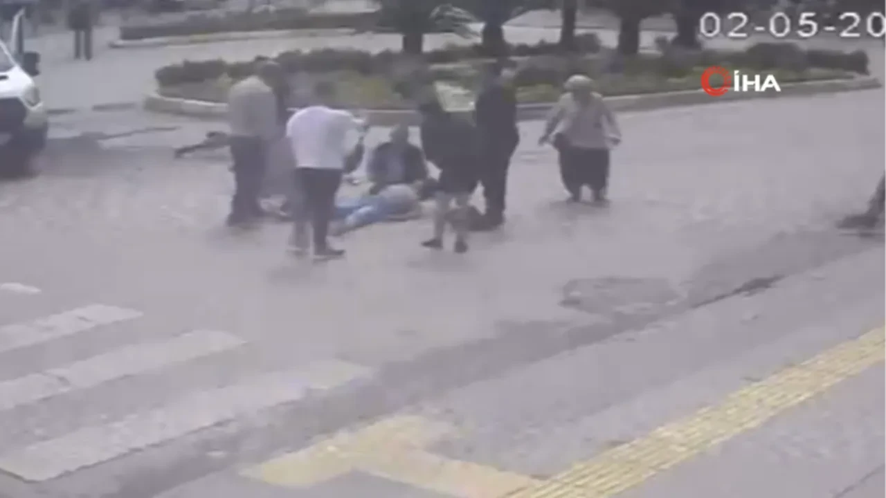 Motosiklet yaya geçidinde bisiklete çarptı: 3 yaralı