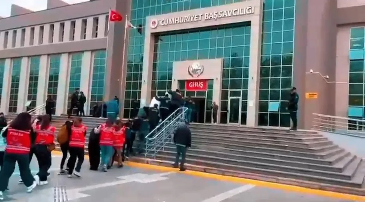 Müstehcen içerikli yayın açıp, görüntülerle şantaj yaptılar: 70 milyonluk dev vurgun!