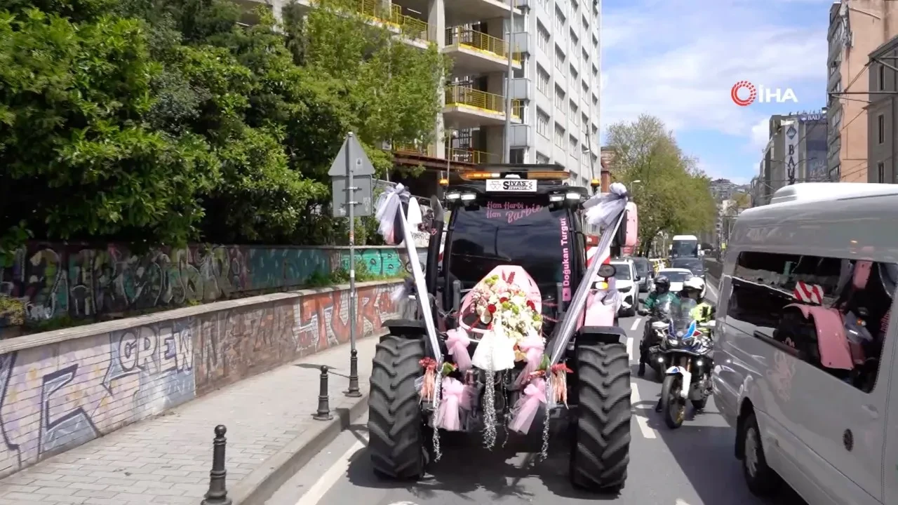 Pembe traktör gelin arabası oldu! Sivas'tan İstanbul'a getirdi, gören bir daha baktı