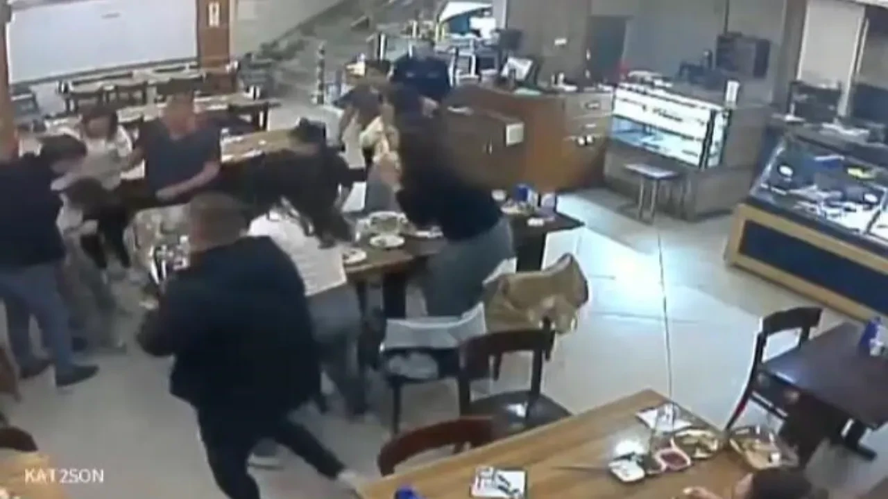 Restoranda panik anları! Küçük kız Heimlich manevrası ile hayata tutundu