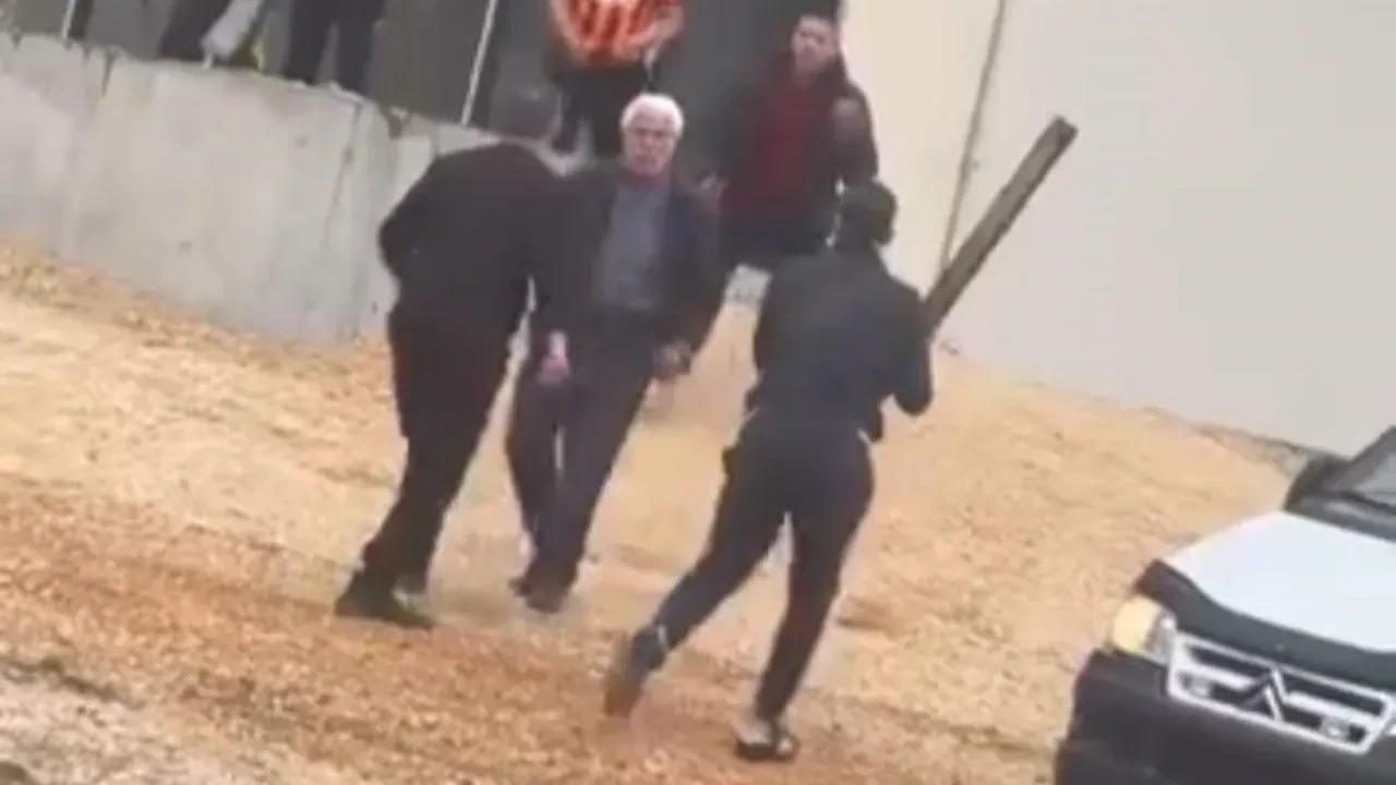 Sopalı kavga yetmedi, aracını esnafın üstüne sürdü