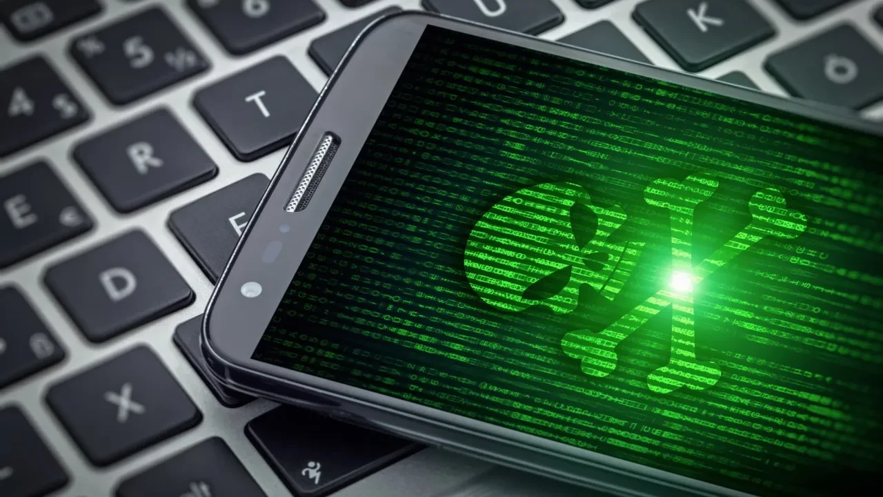 Telefonunuzda bu tuhaflıklar varsa aman dikkat: Banka hesaplarınızı sessizce boşaltıyorlar!