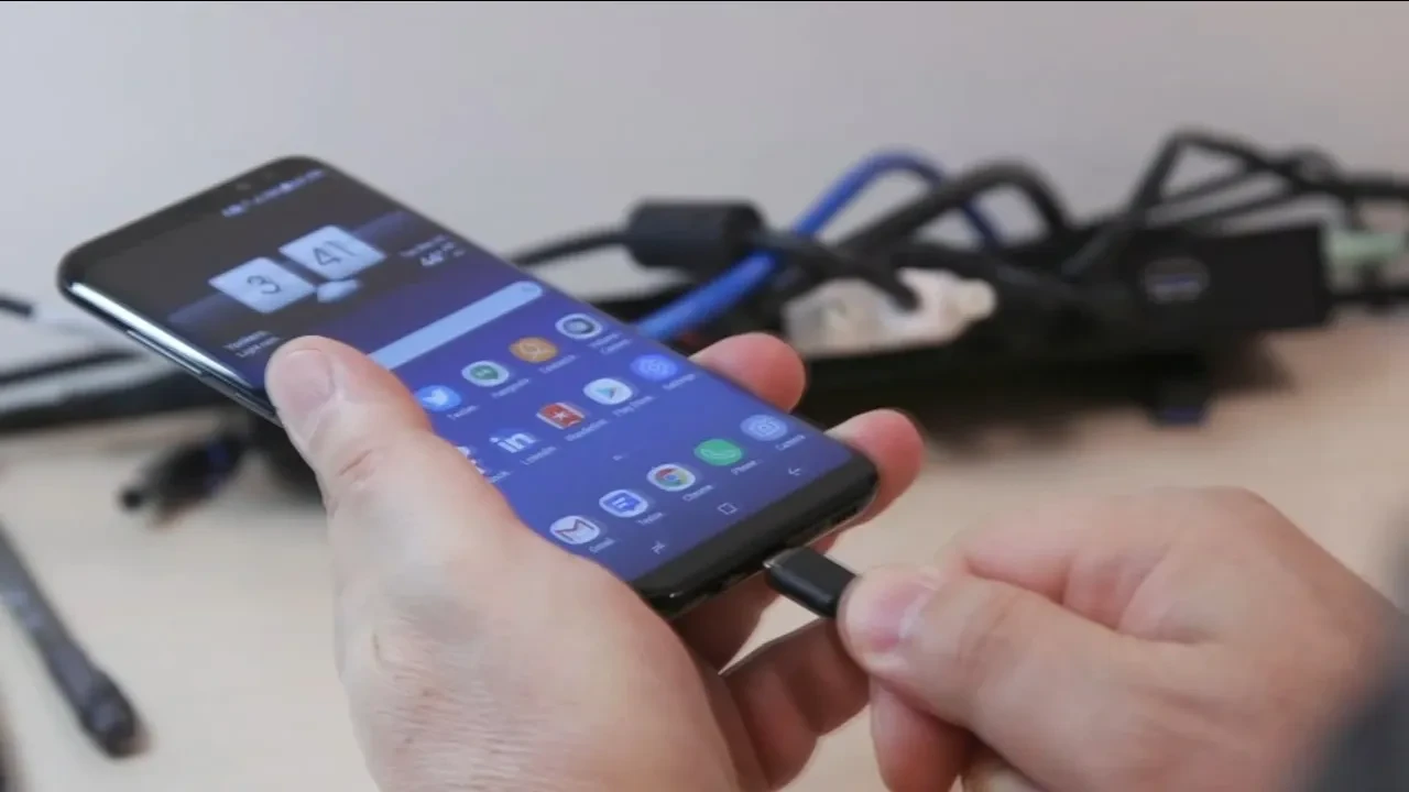 Telefonunuzda bu tuhaflıklar varsa aman dikkat: Banka hesaplarınızı sessizce boşaltıyorlar!