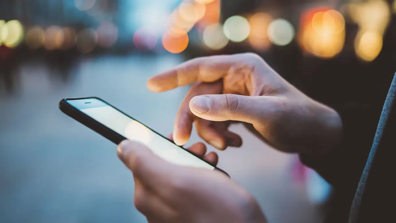 Telefonunuzda bu tuhaflıklar varsa aman dikkat: Banka hesaplarınızı sessizce boşaltıyorlar!