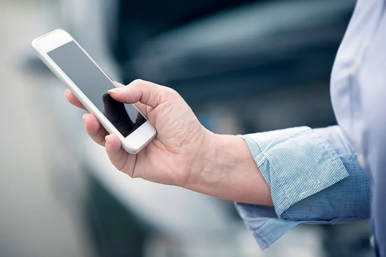 Telefonunuzda bu tuhaflıklar varsa aman dikkat: Banka hesaplarınızı sessizce boşaltıyorlar!