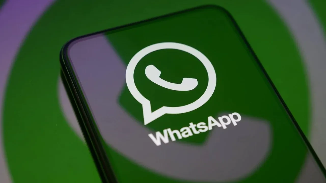 WhatsApp Liquid Glass tasarımını sohbet ekranına getiriyor