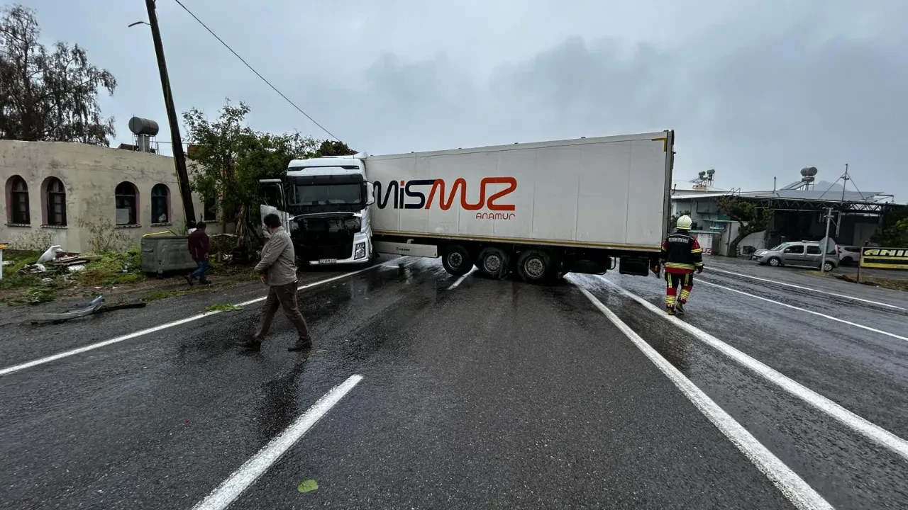 Yoldan çıkan tır korku dolu anlar yaşattı!