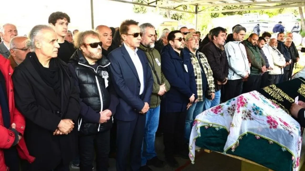 Zerrin Özer ablası Tülay Özer’in cenazesinde fenalaştı! Zerrin Özer’in sağlık durumu 