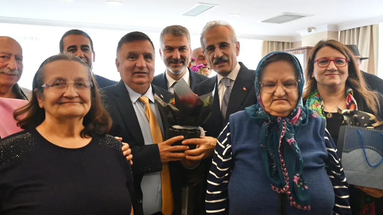 Bakan Uraloğlu’ndan anlamlı bayram ziyareti! Huzurevi sakinleriyle bayramlaştı