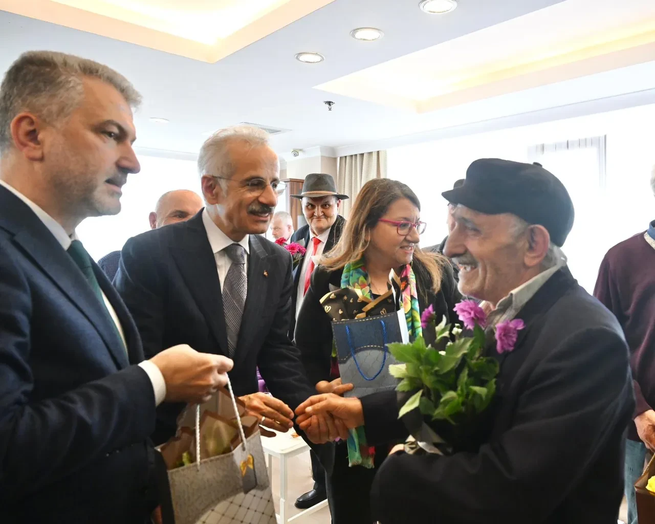 Bakan Uraloğlu’ndan anlamlı bayram ziyareti! Huzurevi sakinleriyle bayramlaştı