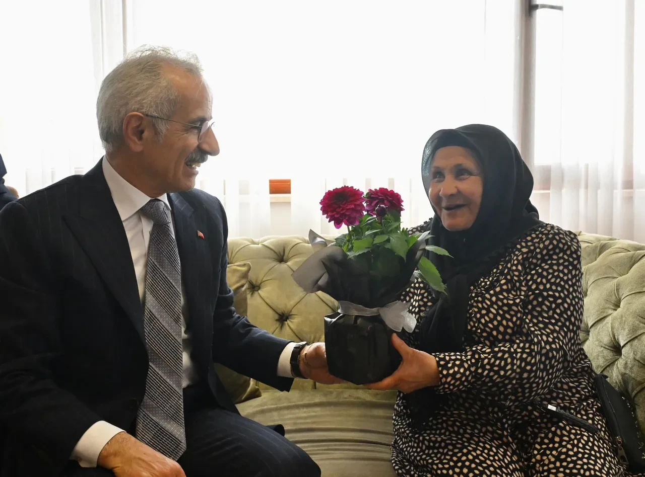 Bakan Uraloğlu’ndan anlamlı bayram ziyareti! Huzurevi sakinleriyle bayramlaştı
