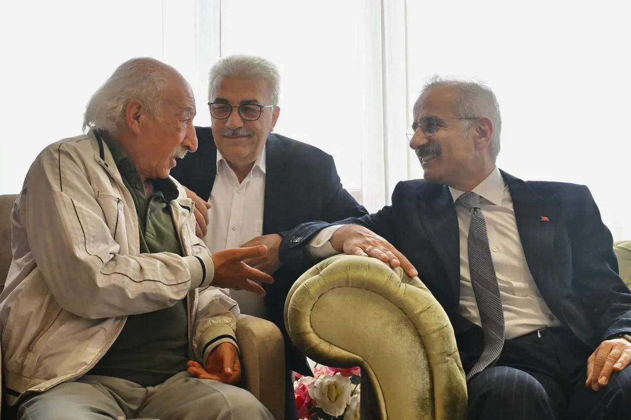 Bakan Uraloğlu’ndan anlamlı bayram ziyareti! Huzurevi sakinleriyle bayramlaştı