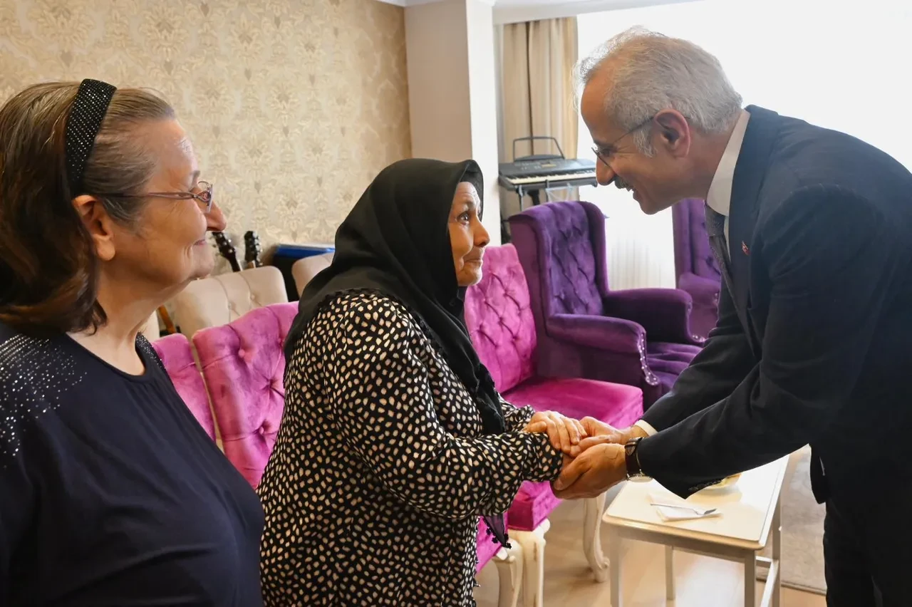 Bakan Uraloğlu’ndan anlamlı bayram ziyareti! Huzurevi sakinleriyle bayramlaştı