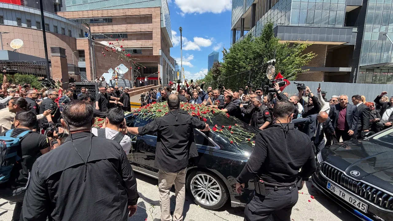 CHP'de Kemal Kılıçdaroğlu kıpkırmızı karanfillerle karşılandı