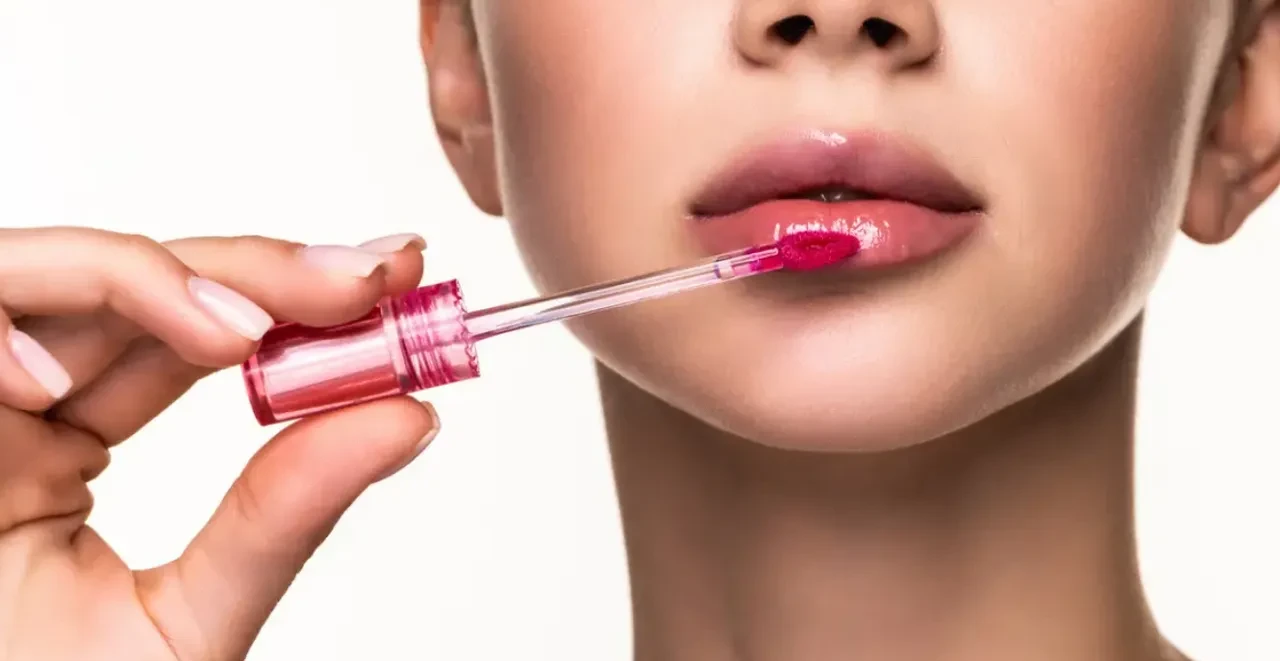 Dudağı cam gibi parlatıyor! Gloss etkisi yapan besleyici dudak kremi tarifleri