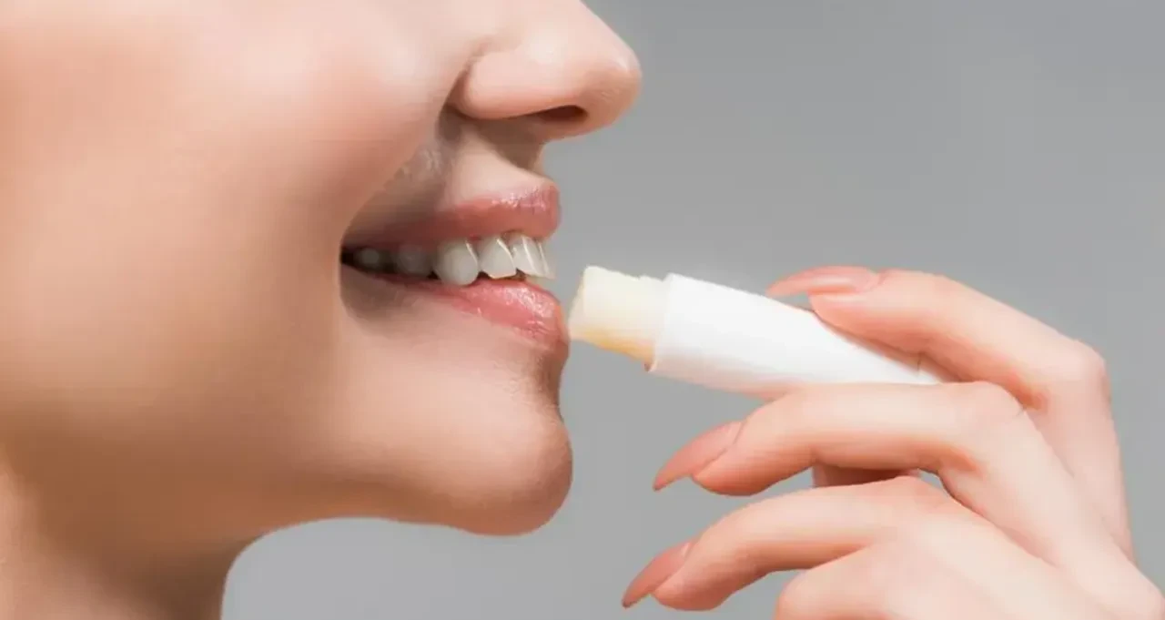 Dudağı cam gibi parlatıyor! Gloss etkisi yapan besleyici dudak kremi tarifleri