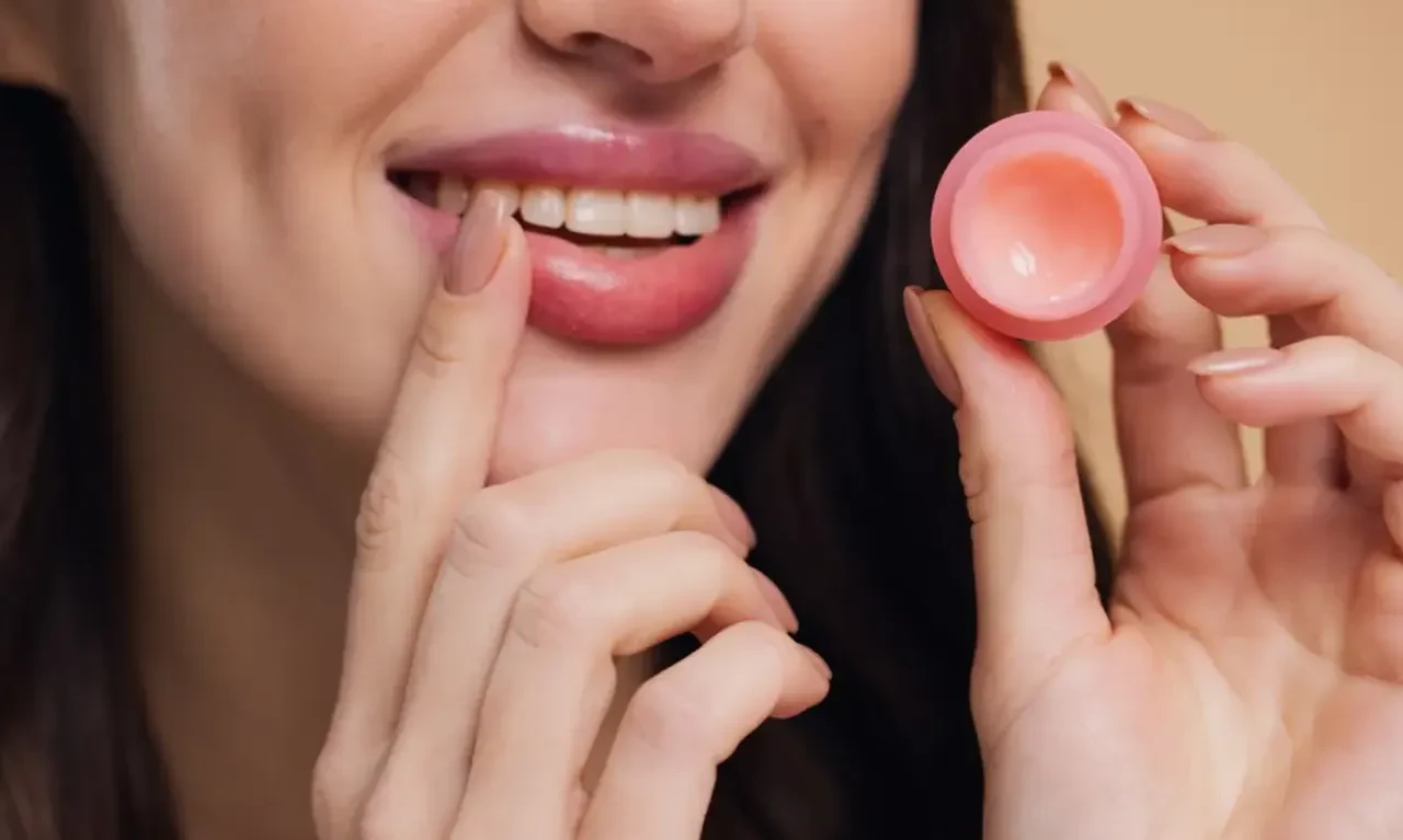 Dudağı cam gibi parlatıyor! Gloss etkisi yapan besleyici dudak kremi tarifleri