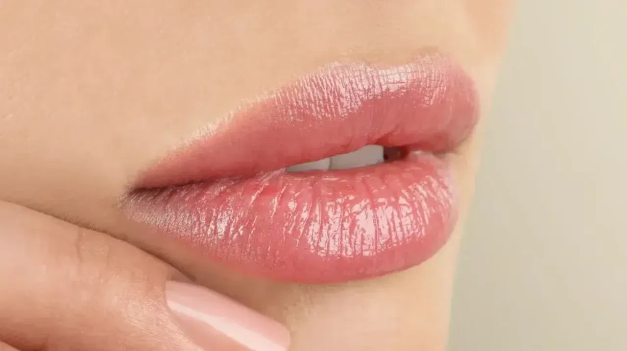 Dudağı cam gibi parlatıyor! Gloss etkisi yapan besleyici dudak kremi tarifleri