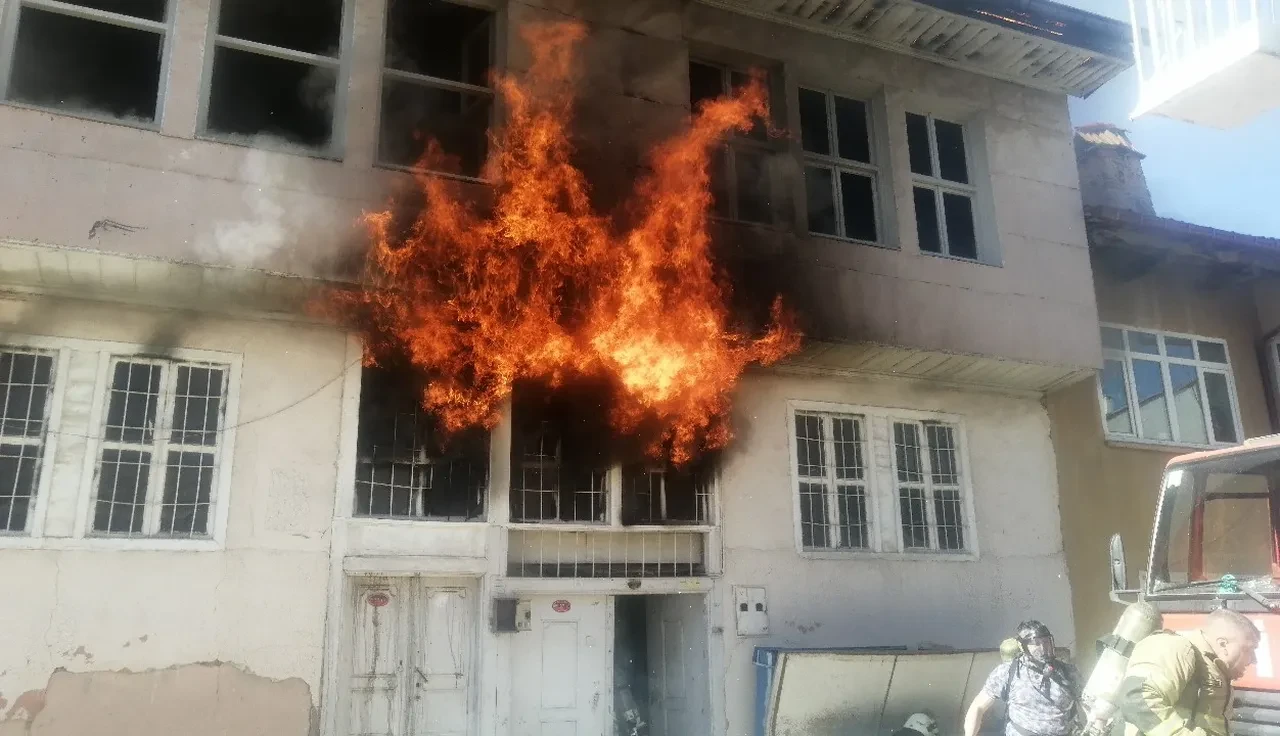 Isparta’da yürekleri ağza getiren yangın! Yaşlı çift son anda kurtarıldı
