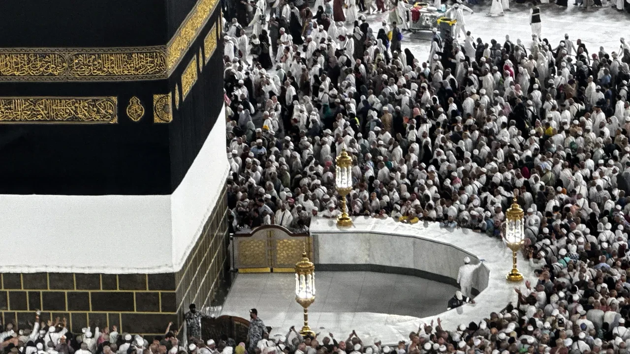 Kabe'de duygu dolu anlar: Hacılar ayrılığa hazırlanıyor