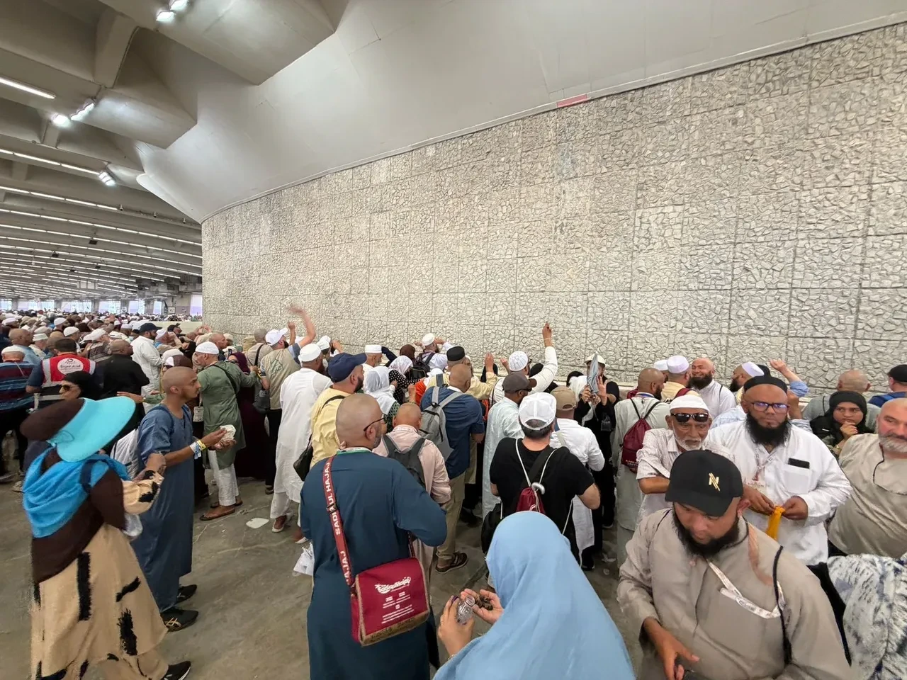 Kabe'de duygu dolu anlar: Hacılar ayrılığa hazırlanıyor