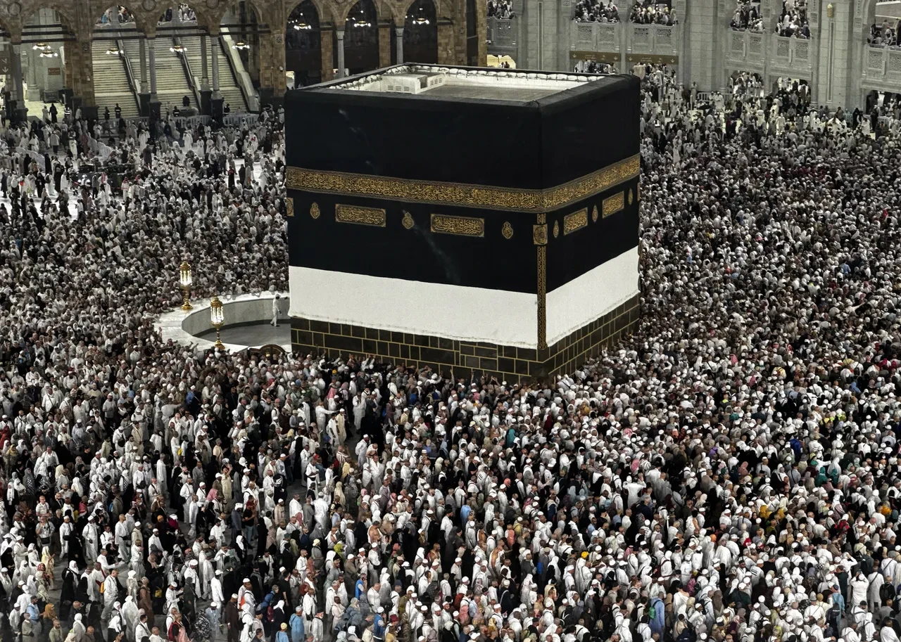 Kabe'de duygu dolu anlar: Hacılar ayrılığa hazırlanıyor