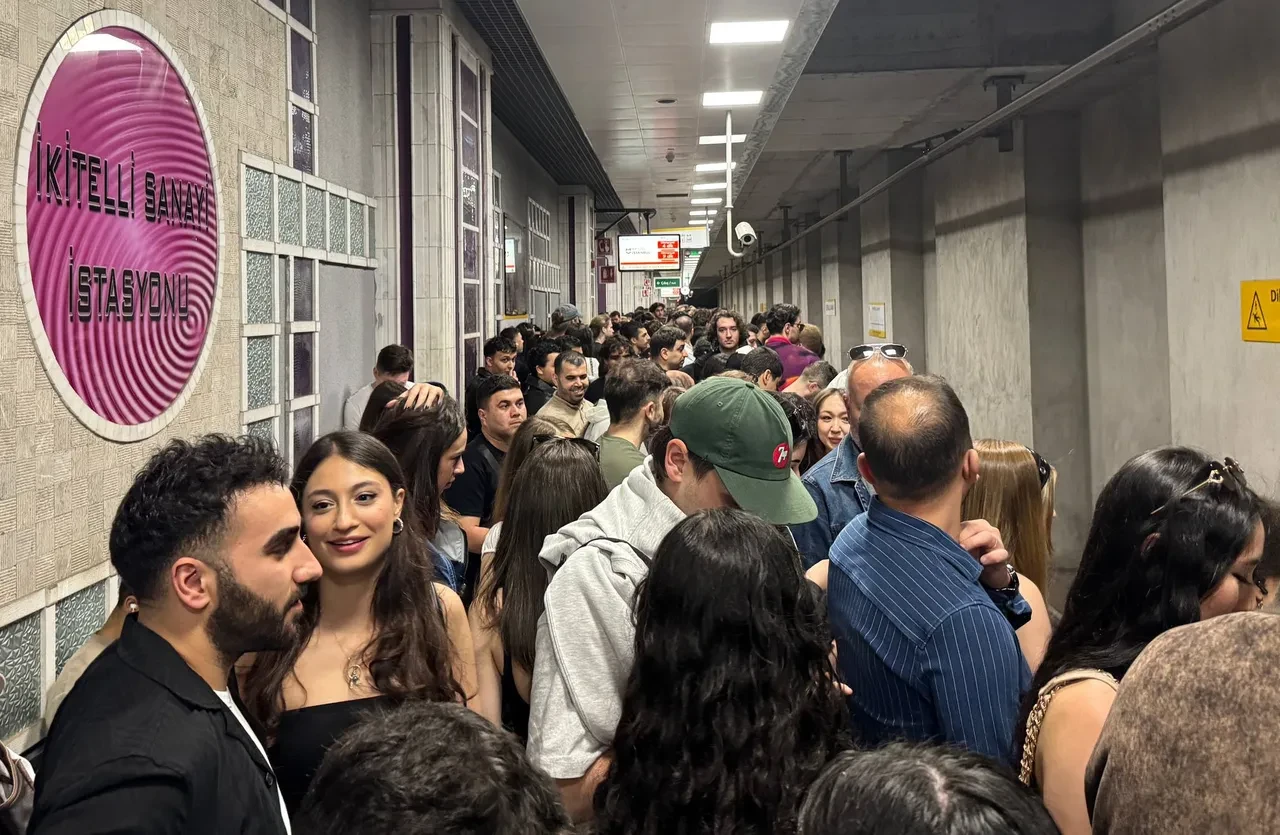Kanye West İstanbul'u kilitledi: Metroda insan seli