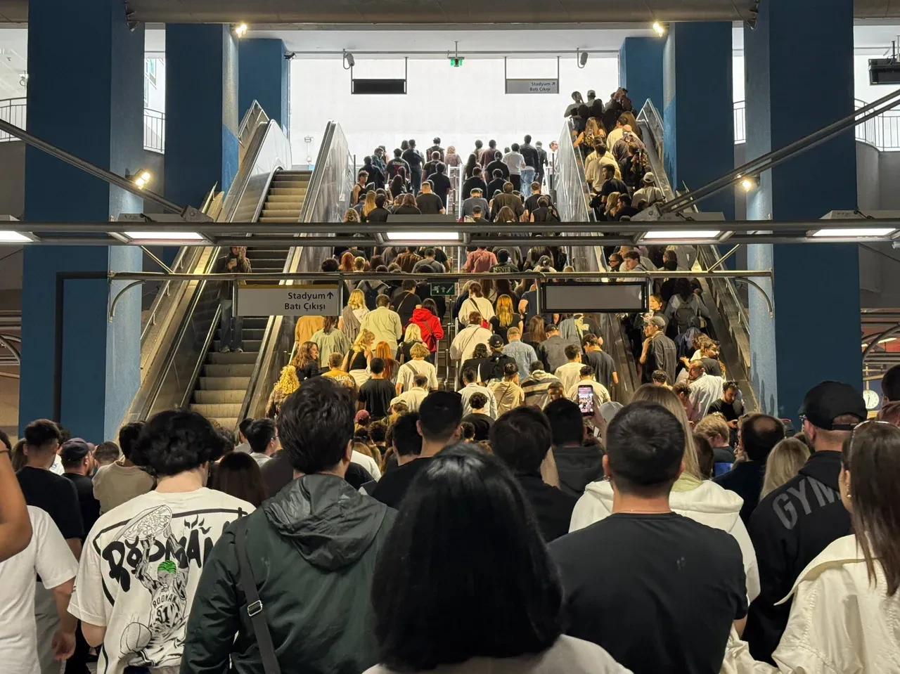 Kanye West İstanbul'u kilitledi: Metroda insan seli
