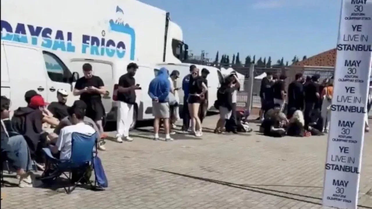 Kanye West ürünlerine İstanbul’da büyük ilgi! 2,5 kilometrelik kuyruk oluştu