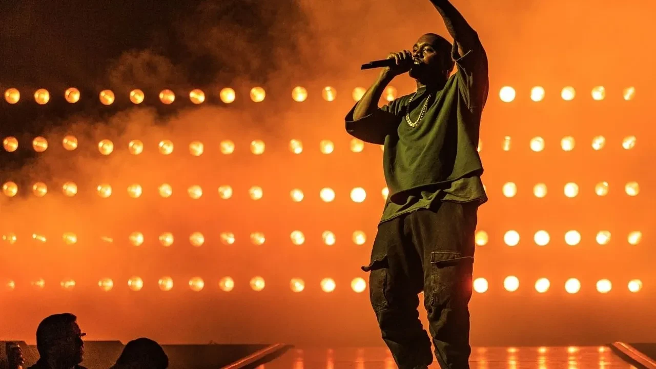 Kanye West ürünlerine İstanbul’da büyük ilgi! 2,5 kilometrelik kuyruk oluştu