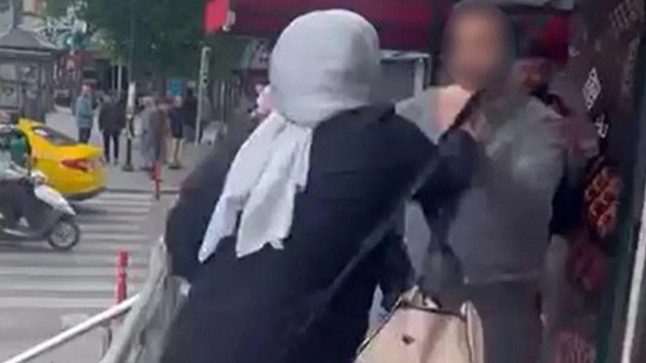 Kıskançlık cinneti kamerada! 'Kocanı tanımıyorum' dese de genç kız defalarca bıçaklandı