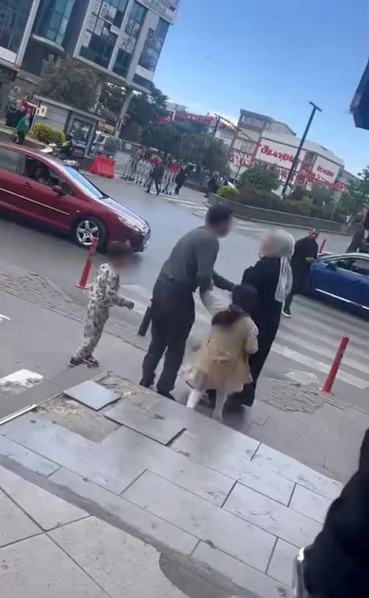 Kıskançlık cinneti kamerada! 'Kocanı tanımıyorum' dese de genç kız defalarca bıçaklandı