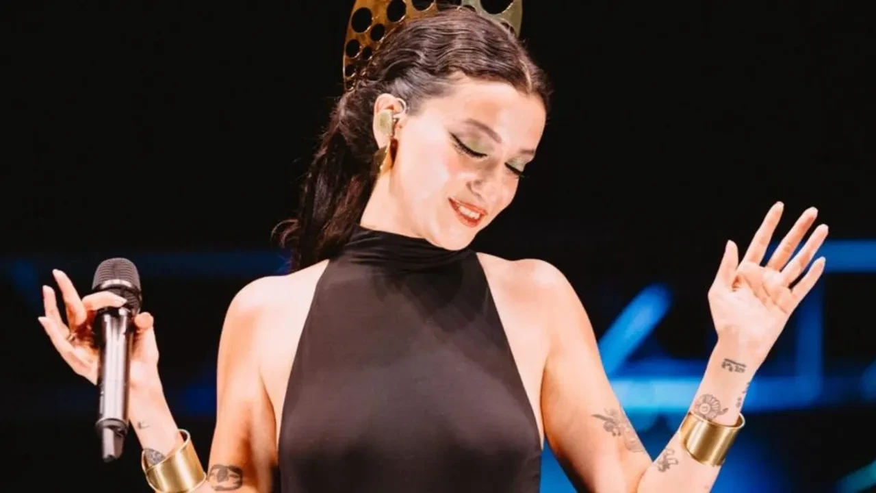 Melike Şahin'in konser performansı olay oldu! Karnı burnunda sahneye çıktı, sosyal medya ikiye bölündü