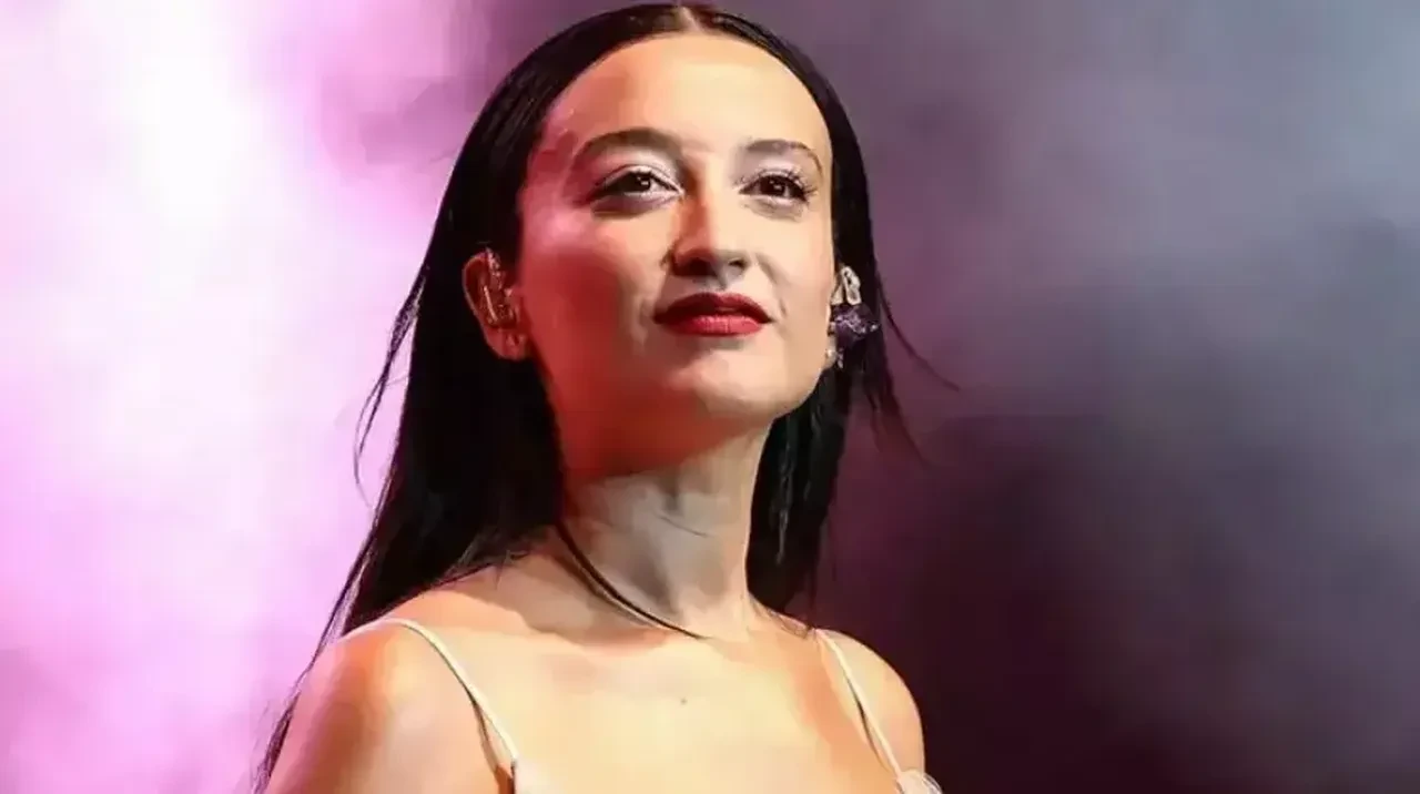 Melike Şahin'in konser performansı olay oldu! Karnı burnunda sahneye çıktı, sosyal medya ikiye bölündü
