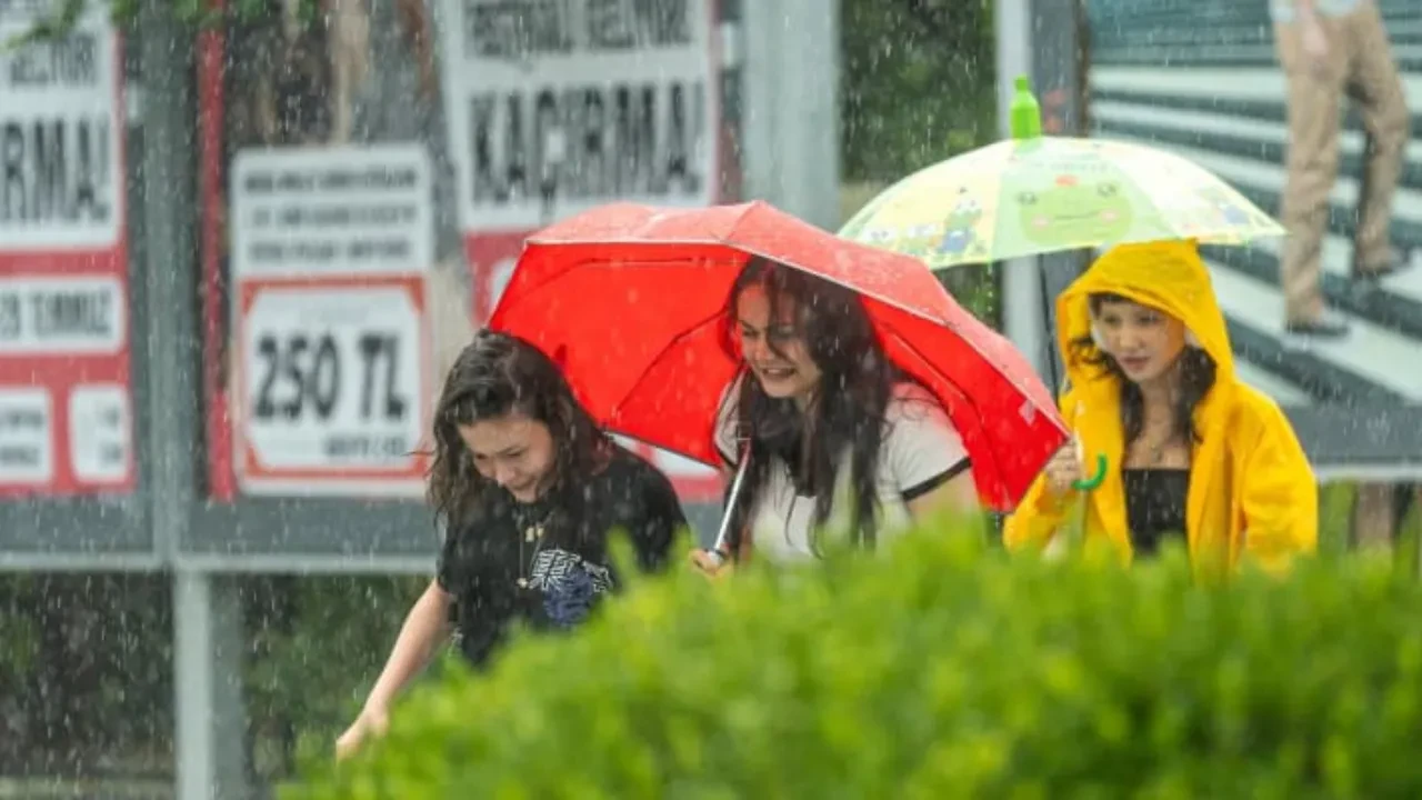 Meteoroloji 3 bölgeyi uyardı: Sağanak ve fırtına geliyor
