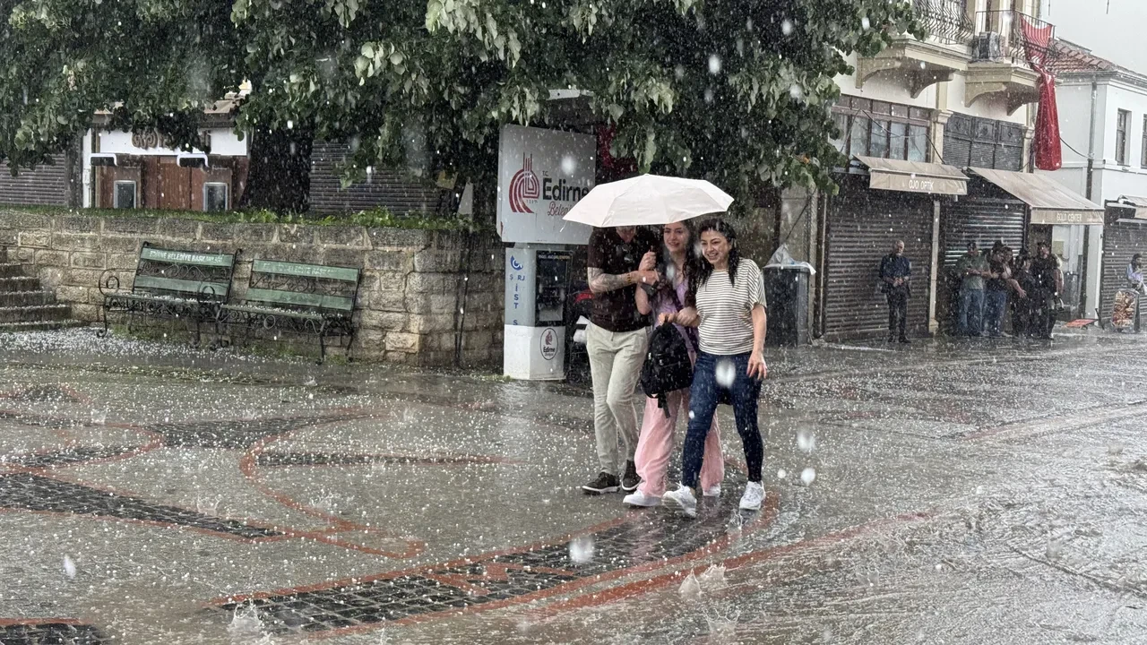 Meteoroloji 3 bölgeyi uyardı: Sağanak ve fırtına geliyor