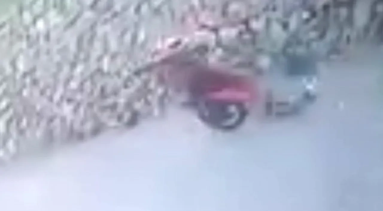 Öndeki aracı sollamak isteyen motosikletli takla attı